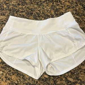 Lululemon Speed Up Low-Rise Lined Short 2.5”. White. Size 0.